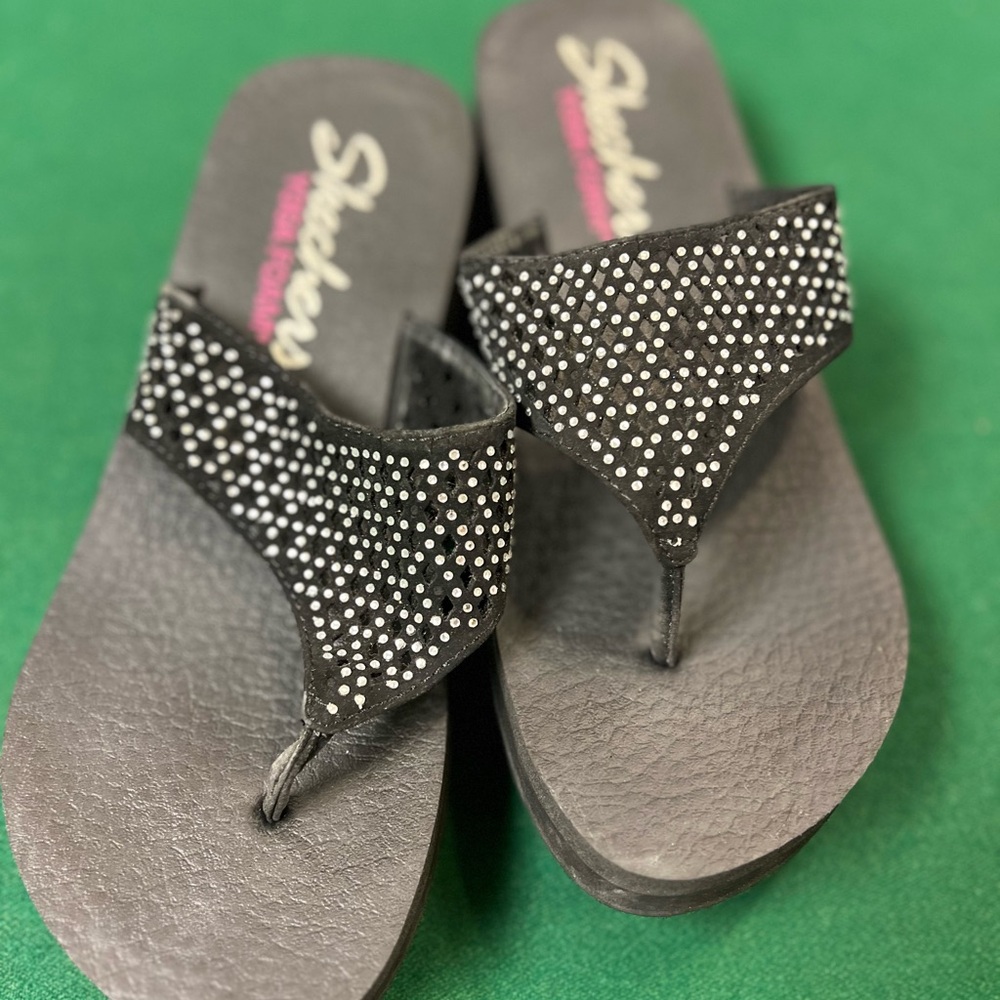 Skechers Women's Yoga Foam Sparkle Thong Sandals
